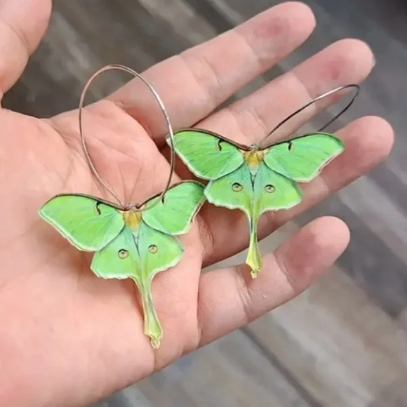 ✨ModCloth Soren Luna Moth Acrylic Earrings - Picture 3 of 5